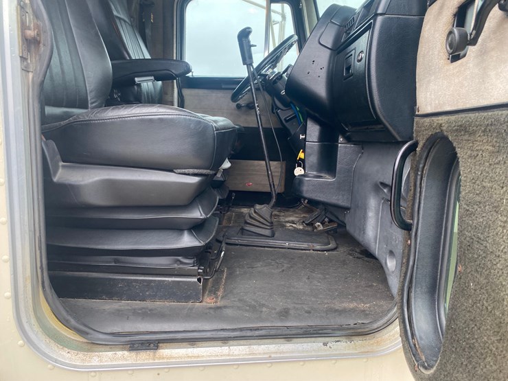 2002-peterbilt-379-image-16