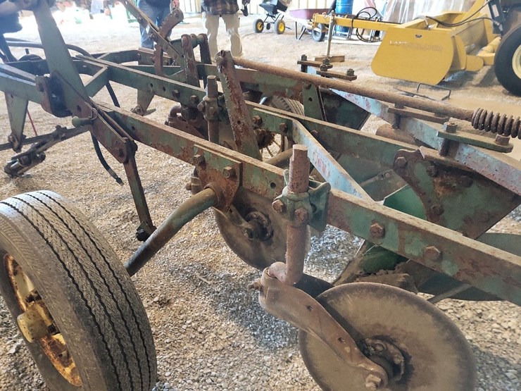 john-deere-3-bottom-pull-type-moldboard-plow-w/coulters-image-8