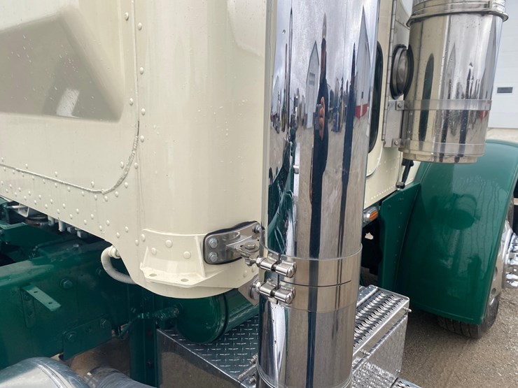 2002-peterbilt-379-image-23