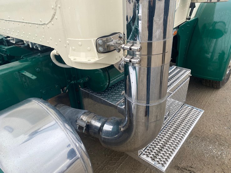 2002-peterbilt-379-image-22