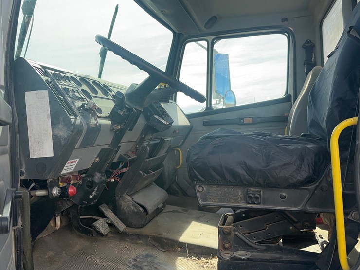 1997-freightliner-fl70-image-16