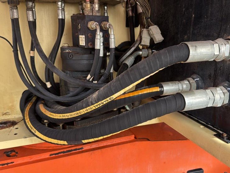 2005-jlg-400s-image-39