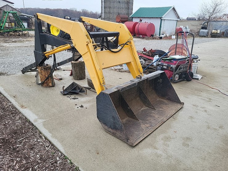 loader-w/mounting-brackets-off-of-international-tractor-image-7