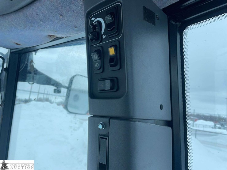 2013-new-holland-tv6070-image-15