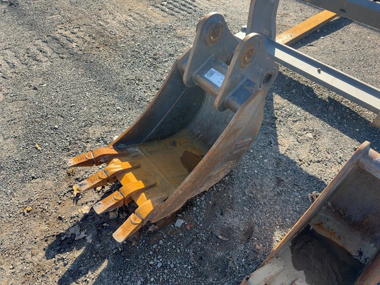 doosan-20"-bucket-with-teeth-image-2