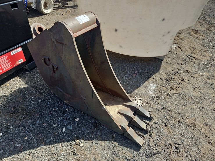 12"-cp-backhoe-bucket-image-2