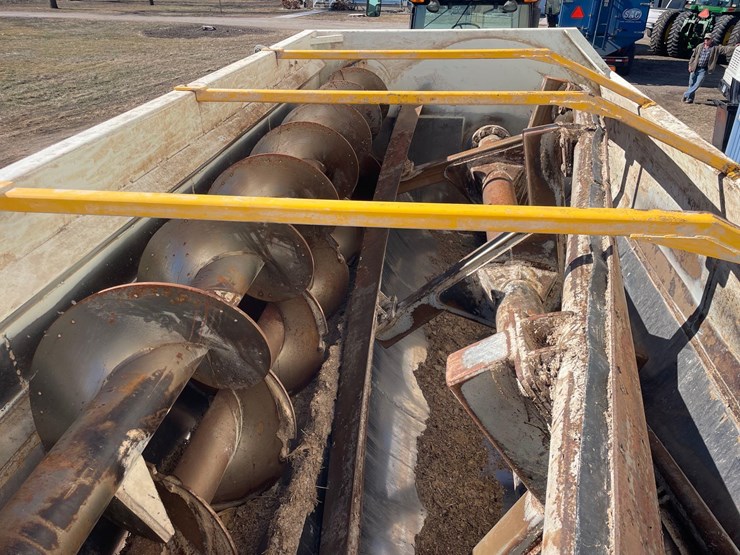 2024-herd-boss-6160-mixer-wagon--1-owner-image-51