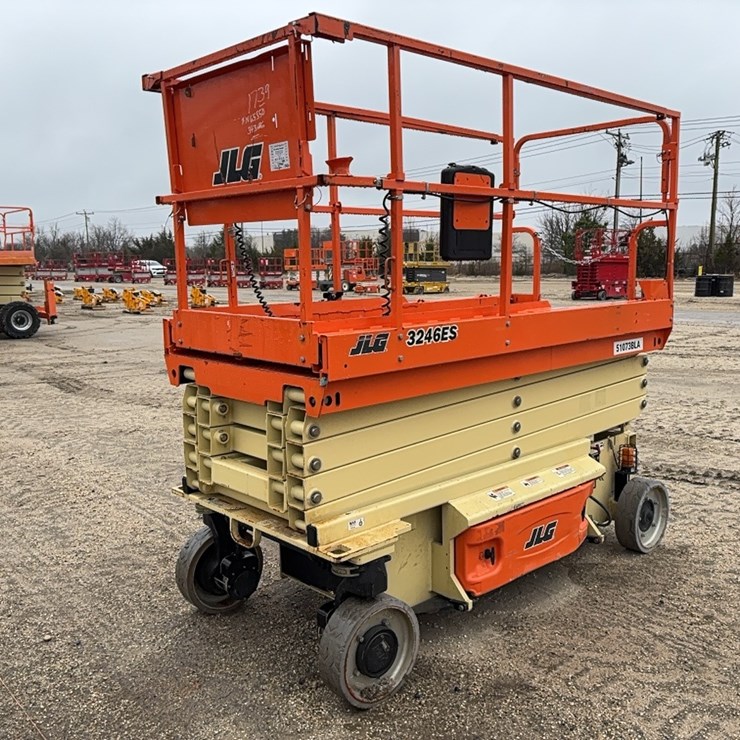 2017 JLG 3246ES