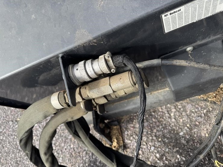 bobcat-sb200-snowblower---off-site-image-4