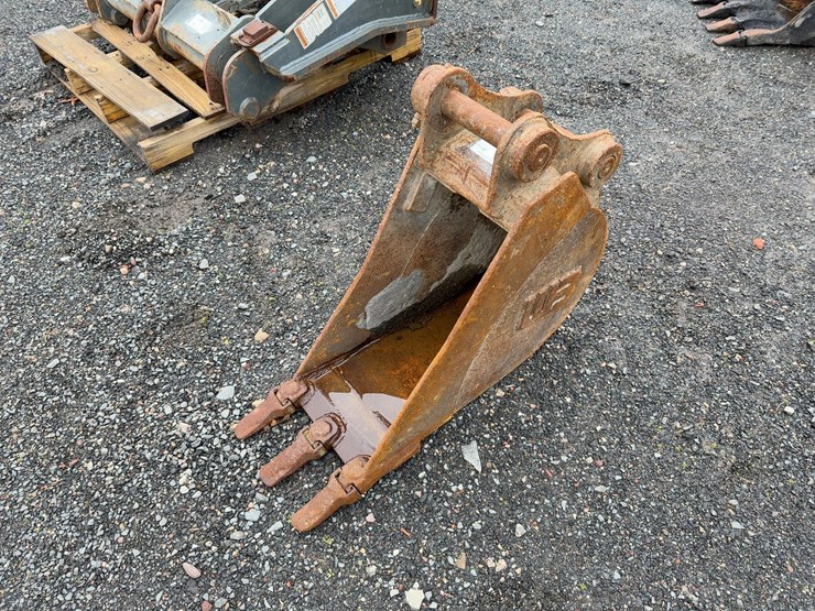 wb-12"-bucket-with-teeth-image-1