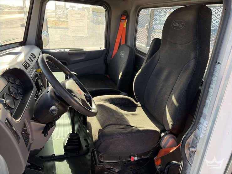 2015-peterbilt-348-image-14