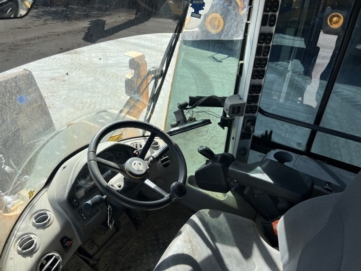 2022-volvo-l90h-image-38