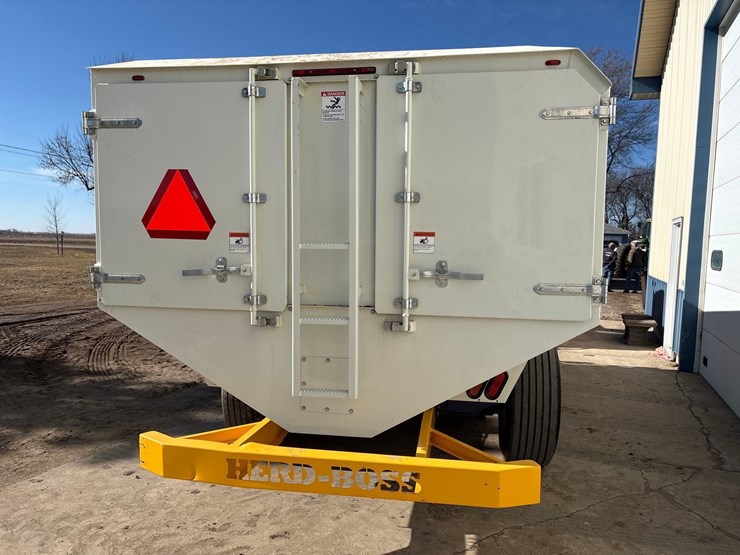 2024-herd-boss-6160-mixer-wagon--1-owner-image-16