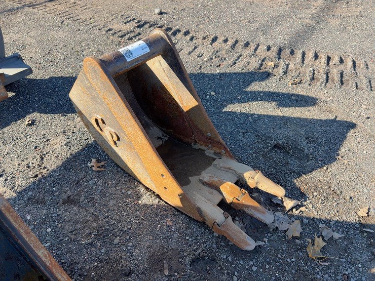 cp-12"-bucket-with-teeth-image-1