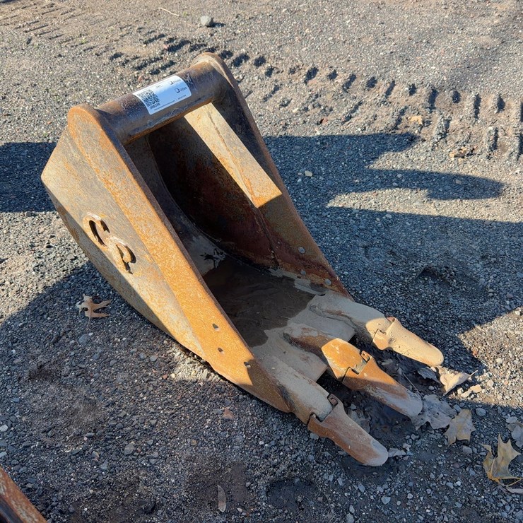 CP 12" BUCKET WITH TEETH