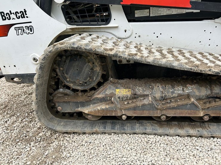 2022-bobcat-t740-image-13