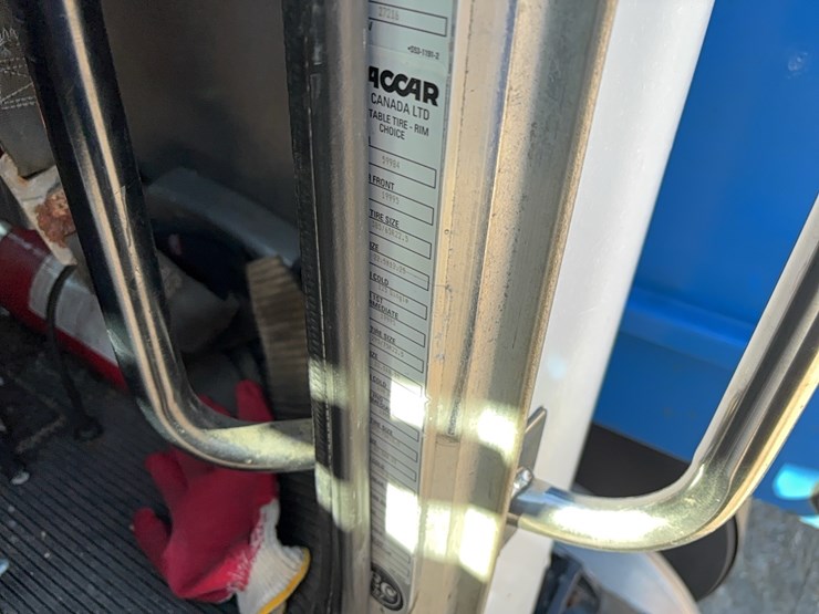 2011-peterbilt-348-image-17