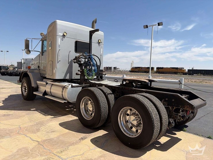 2015-kenworth-t800-t/a-wet-kit-sleeper-cab-truck-tractor-image-3