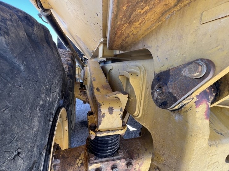 2013-caterpillar-740b-image-19