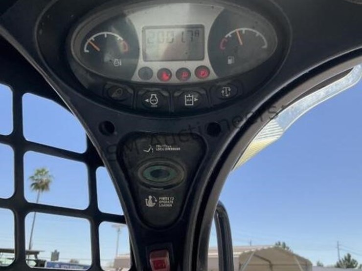 2015-bobcat-s750-image-17