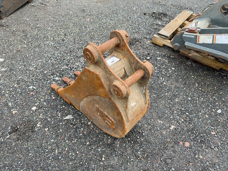 wb-12"-bucket-with-teeth-image-2