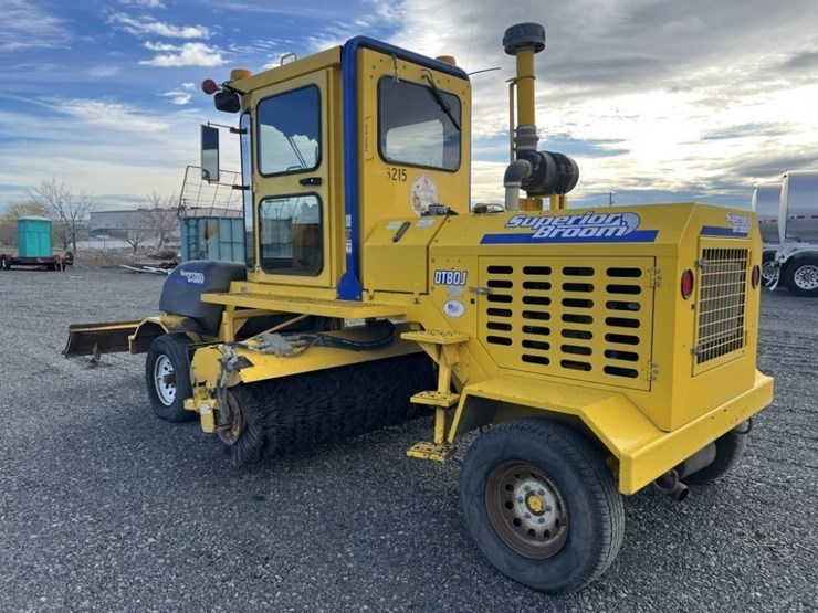 2015-superior-broom-dt80j-image-3