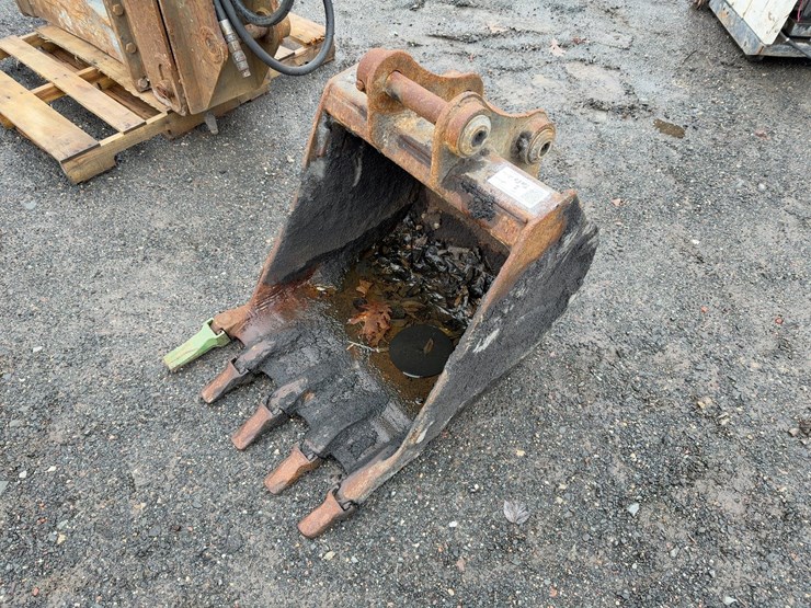 geith-24"-bucket-with-teeth-image-2