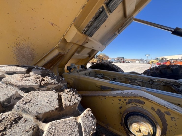 2013-caterpillar-740b-image-45