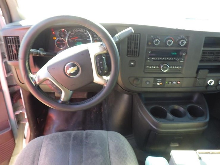 2017-chevrolet-express-2500-image-9