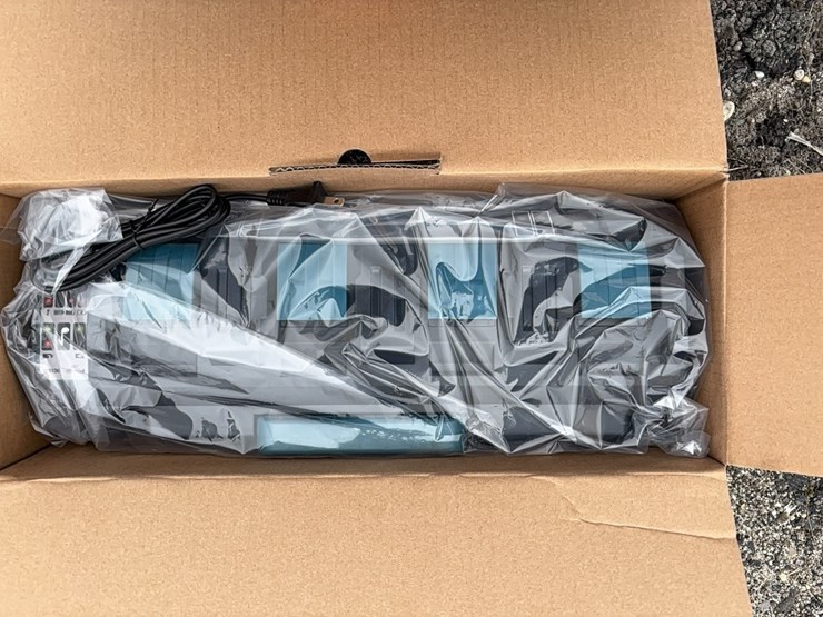 new-makita-18-v-4-bank-charger-new-support-equipment-image-1