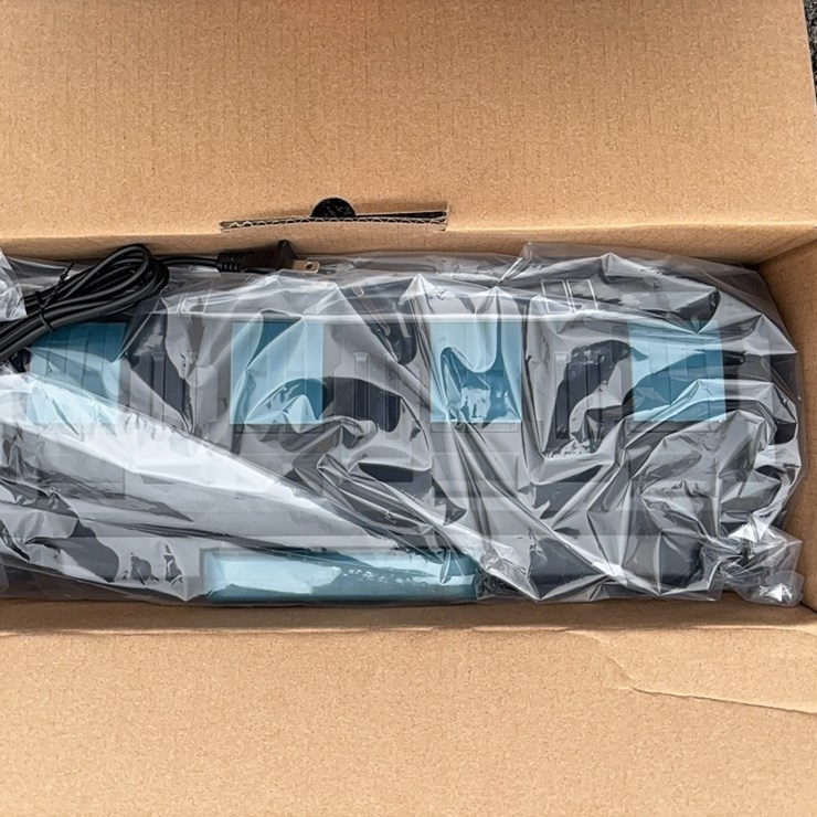 NEW MAKITA 18 V 4 BANK CHARGER NEW SUPPORT EQUIPMENT