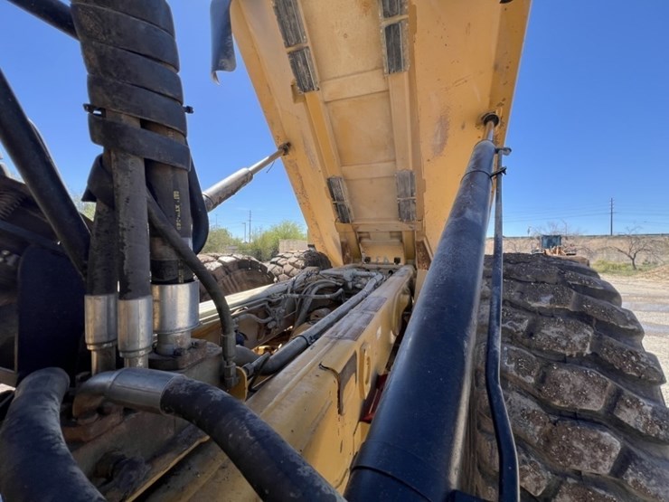 2013-caterpillar-740b-image-37