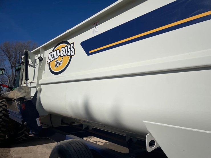 2024-herd-boss-6160-mixer-wagon--1-owner-image-39