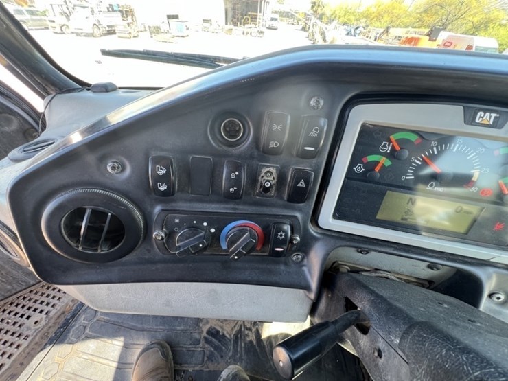 2013-caterpillar-740b-image-57