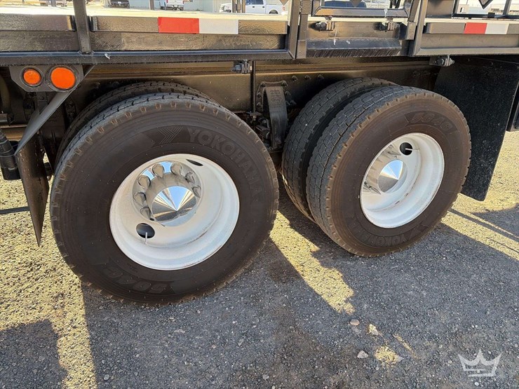 2015-peterbilt-348-image-30