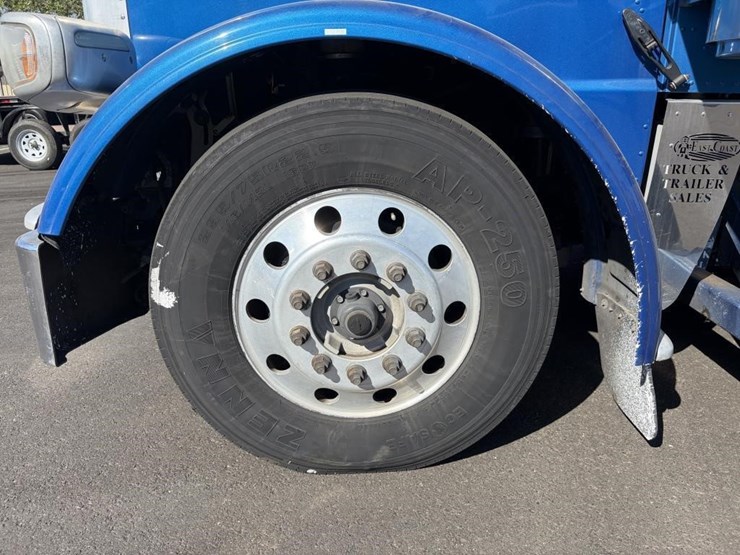 2017-peterbilt-389-image-18