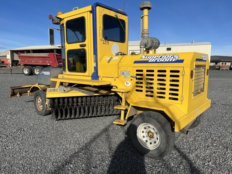 2015-superior-broom-dt80j-image-3