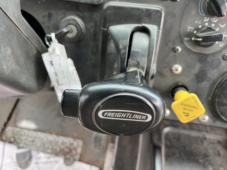 2010-freightliner-mt55-image-24