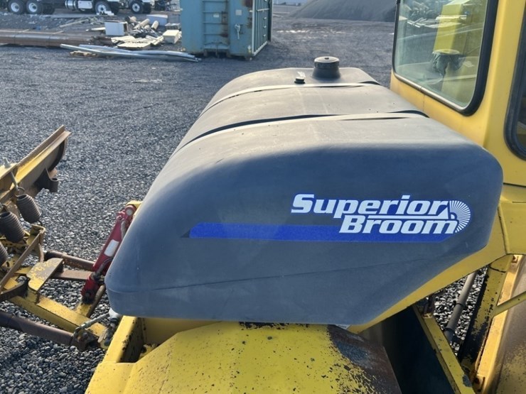 2015-superior-broom-dt80j-image-10