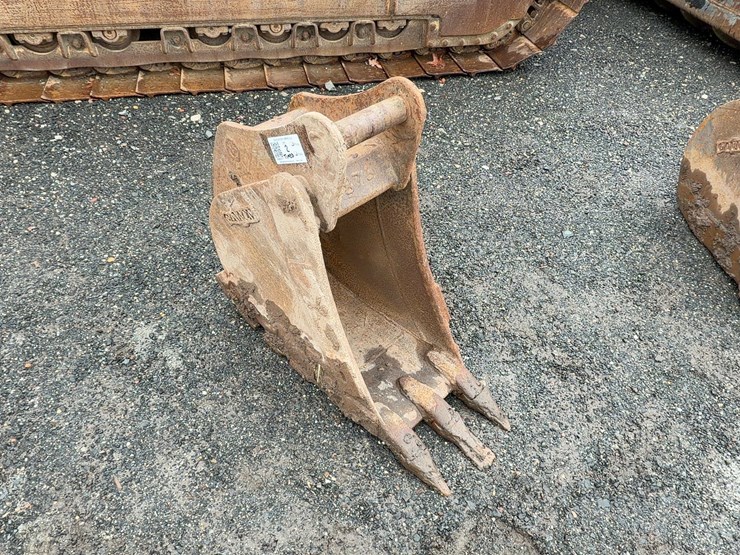 cf-12"-bucket-with-teeth-image-1