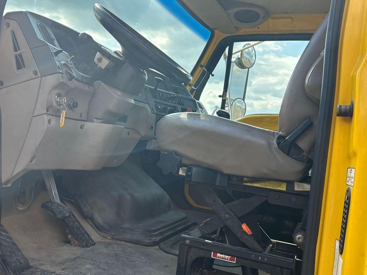 2007-sterling-l9500-image-37