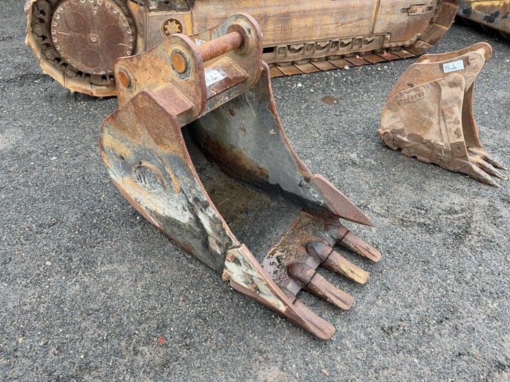 geith-24"-bucket-with-teeth-image-1