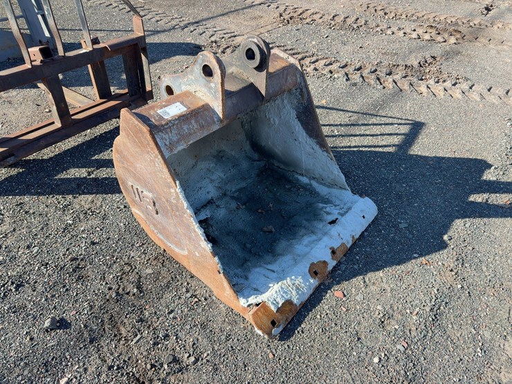 wb-36"-bucket-with-teeth-image-1