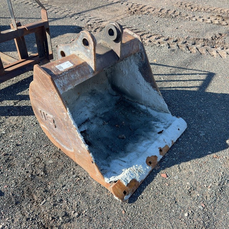 WB 36" BUCKET WITH TEETH
