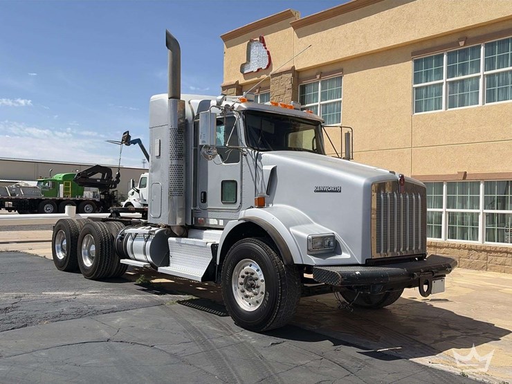2015-kenworth-t800-t/a-wet-kit-sleeper-cab-truck-tractor-image-2