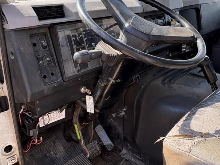 2002-international-8100-image-11