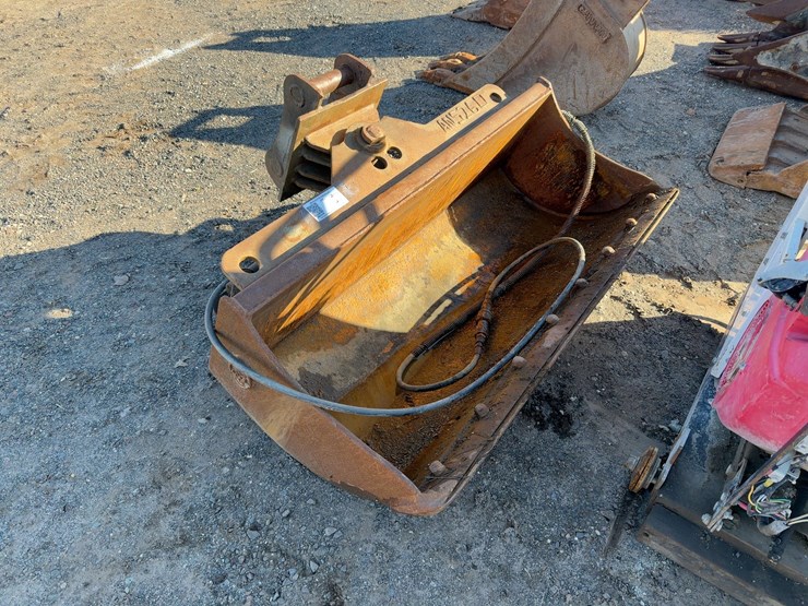 geith-48"-hyd-tilting-cleanup-bucket-image-1