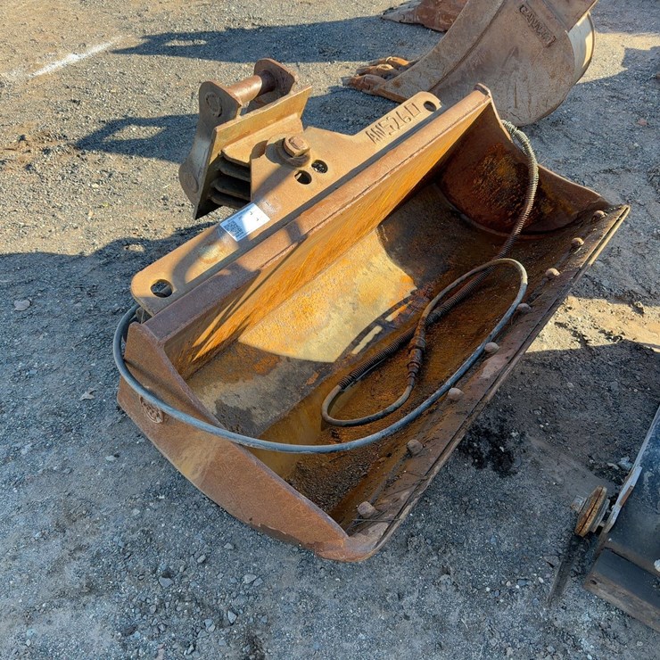 GEITH 48" HYD TILTING CLEANUP BUCKET