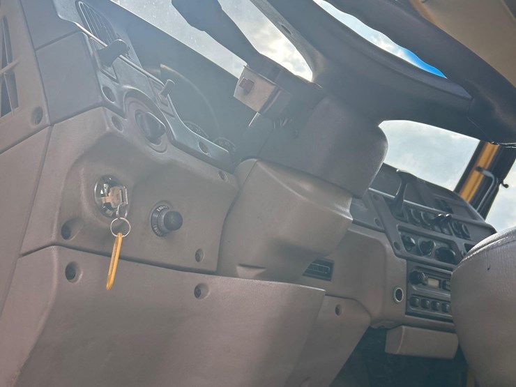 2007-sterling-l9500-image-42