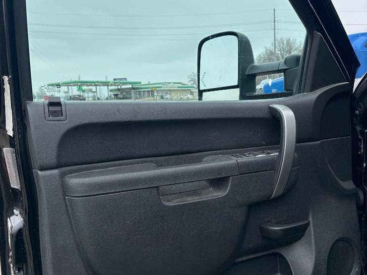 2012-chevrolet-3500hd-image-8